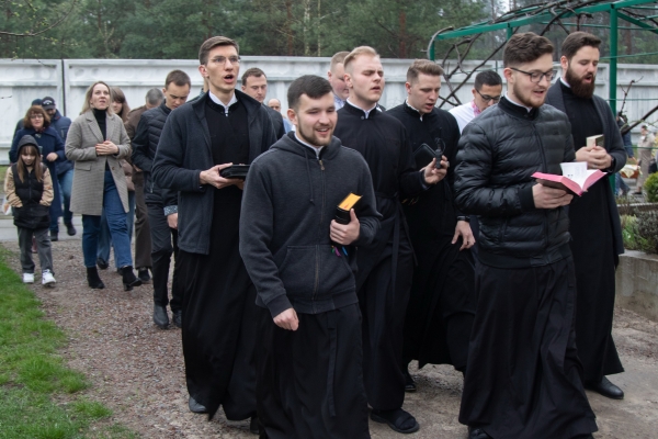 Jóvenes del Seminario Mayor Tres Santos Jerarcas en Knyazhychi, cerca de Kiev. (ACN)