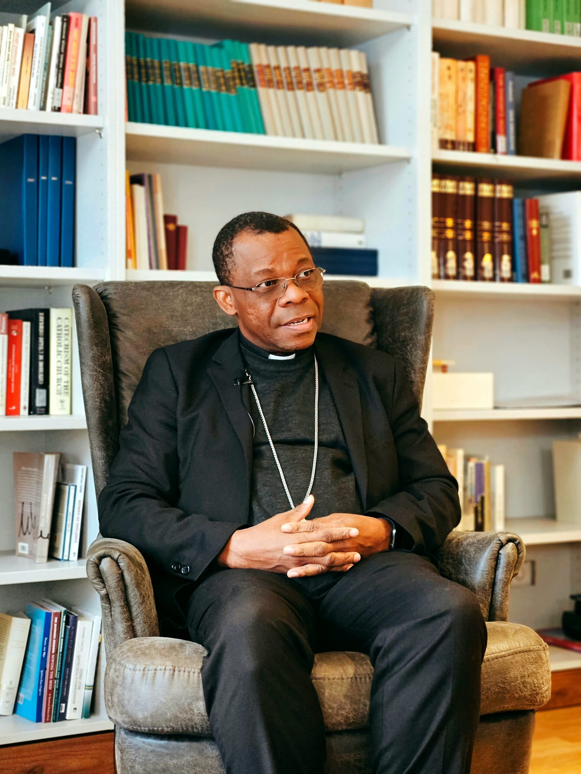 El obispo Miguel Ángel Bee Nguema de Guinea Ecuatorial durante una visita con la fundación pontificia. (ACN)