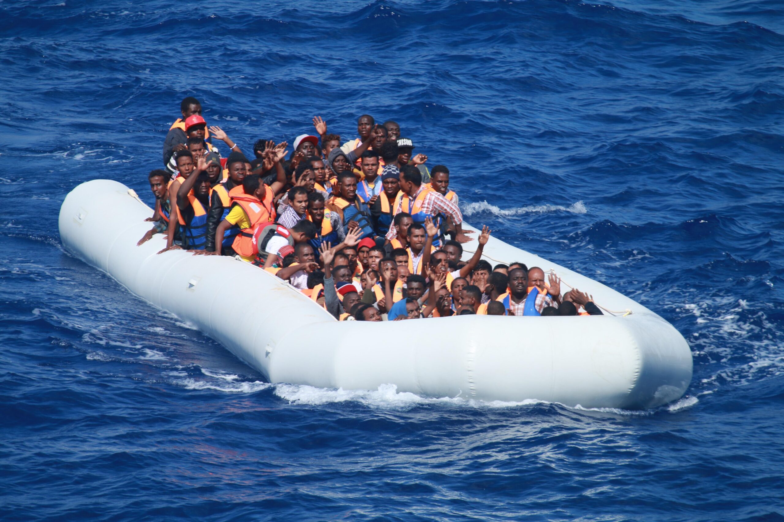 Migrantes ilegales a bordo de una embarcación inflable. (ACN)