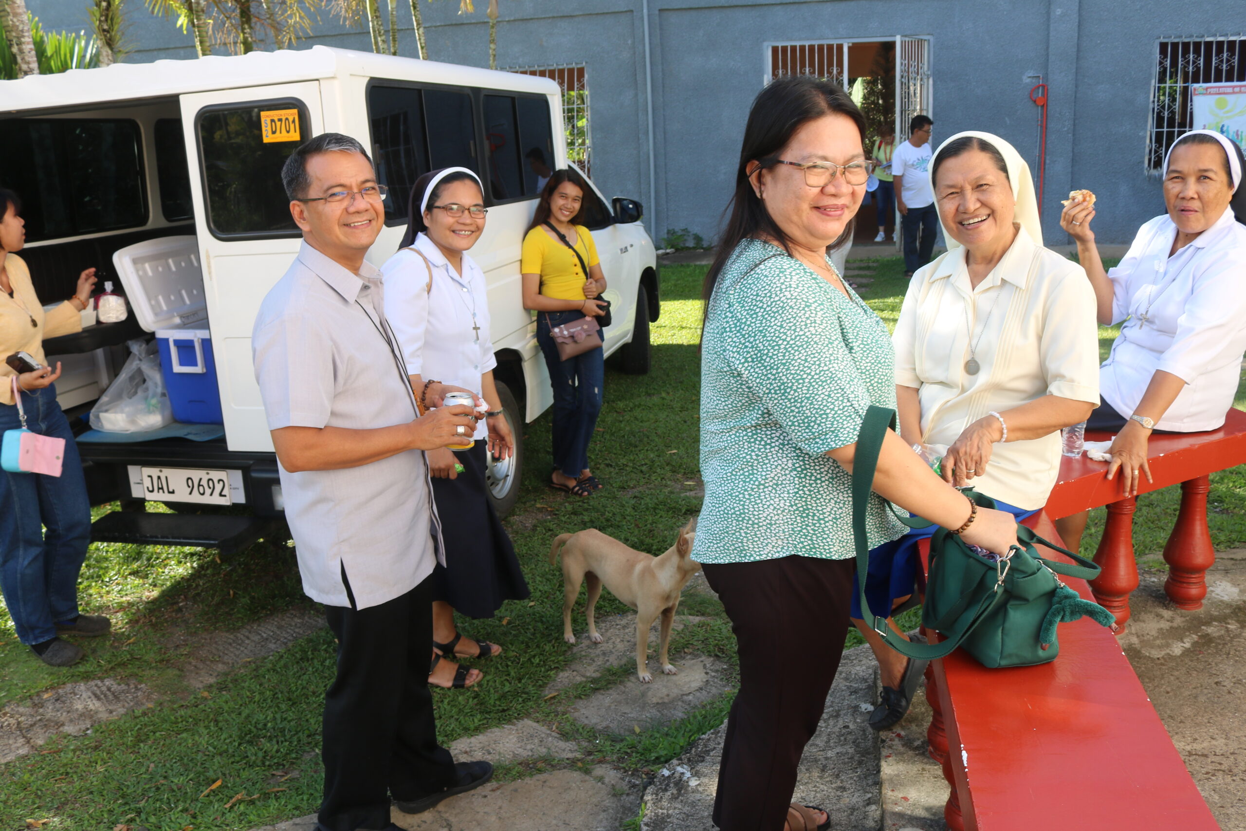 Mons. Leo M. Dalmao con las hermanas encargadas de las comisiones diocesanas. (ACN)