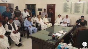 El arzobispo Joseph Arshad y el senador cristiano Tahir Khalil Sindu visitaron la sede de la policía en Sargodha después del ataque al cristiano Nazir Gill Masih