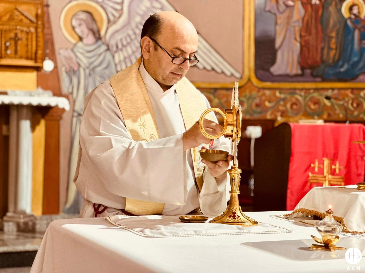 Padre Gabriel Romanelli, en la iglesia de la Sagrada Familia de la ciudad de Gaza. (ACN)