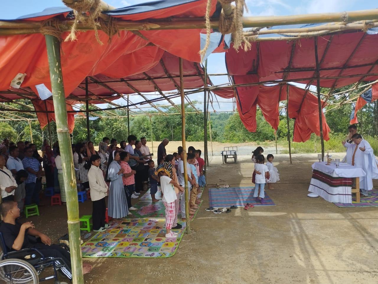 Celebración de la Eucaristía en la nueva aldea de Mumpi. (Asia News)