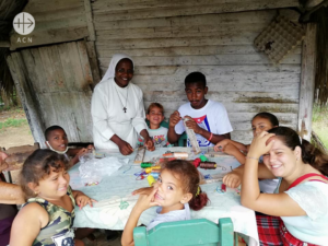 Una religiosa en un taller de manualidades en una zona rural de Cuba. (ACN)