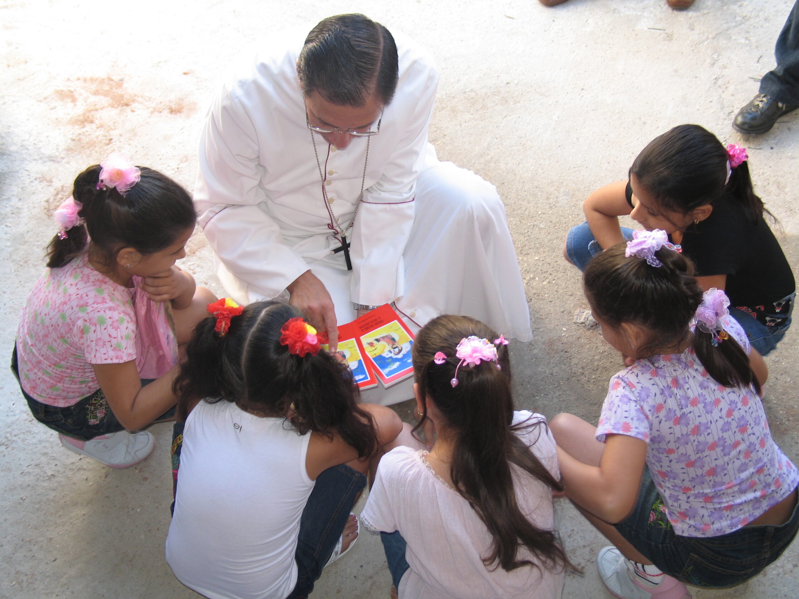 Cuba, diocese Santa Clara 27.01.2008Bishop Arturo Gonzales with children: Distribution of the Child´s bible «God speaks to his children» in the chapel after sunday mass.(Project: Cuba/National 07/120)Project trip