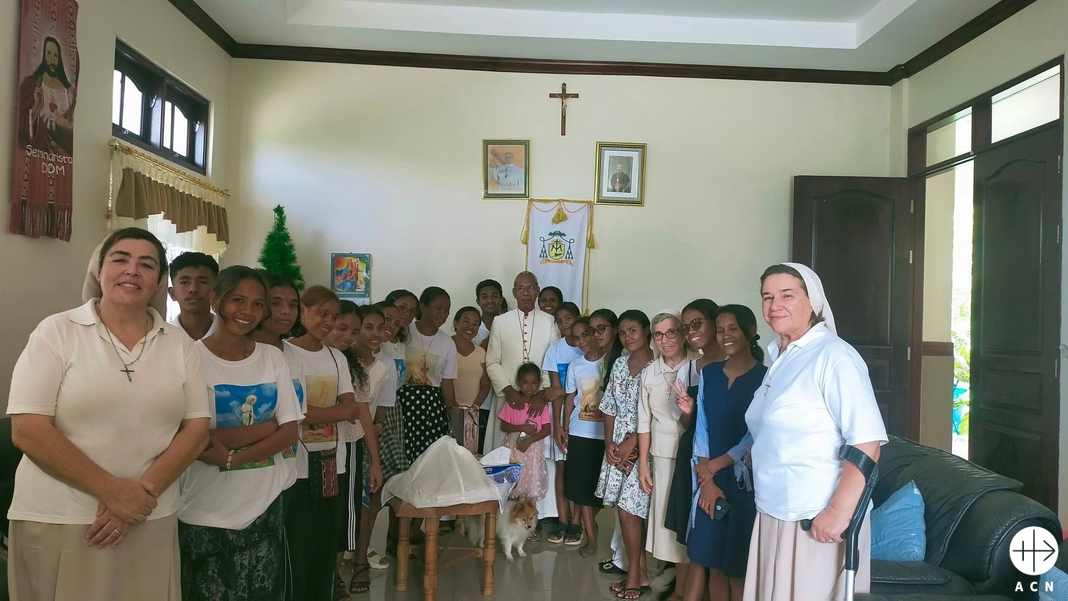 Primera por la izquierda, la hermana Cristina Macrino con un grupo de jóvenes y el obispo de Maliana, Timor Oriental. (ACN)