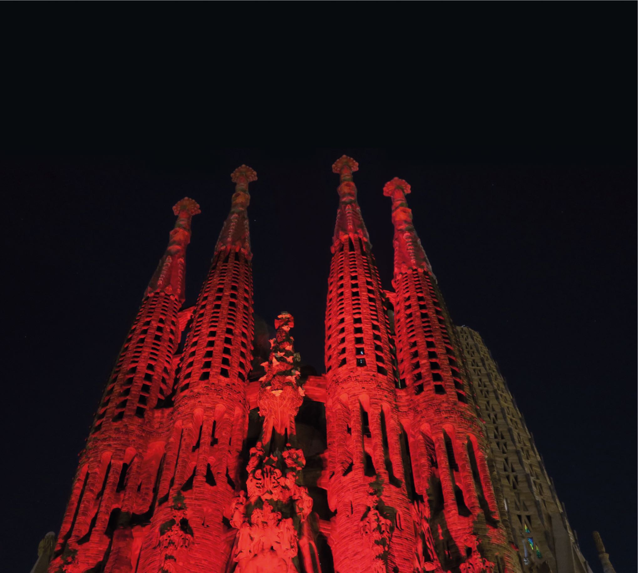 Sagrada Familia iluminada de rojo por la REDWEEK. (ACN)