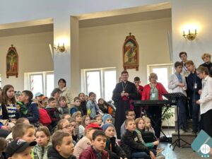 Mons. Vitalii Kryvytskyi durante un acto de pastoral juvenil. (ACN)