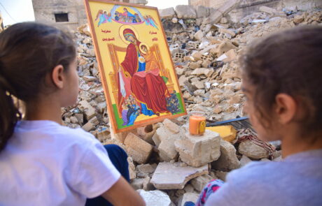 Niñas cristianas rezan ante una imagen de Nuestra Señora del Perpetuo Socorro, en la ciudad de Homs, Siria. (Foto: ACN)