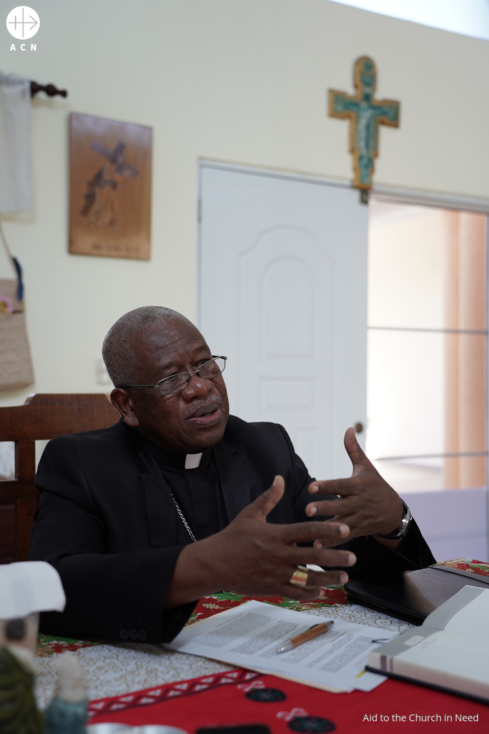 Mons. Quesnel Alphonse, obispo de Fort Liberté, durante su entrevista con ACN