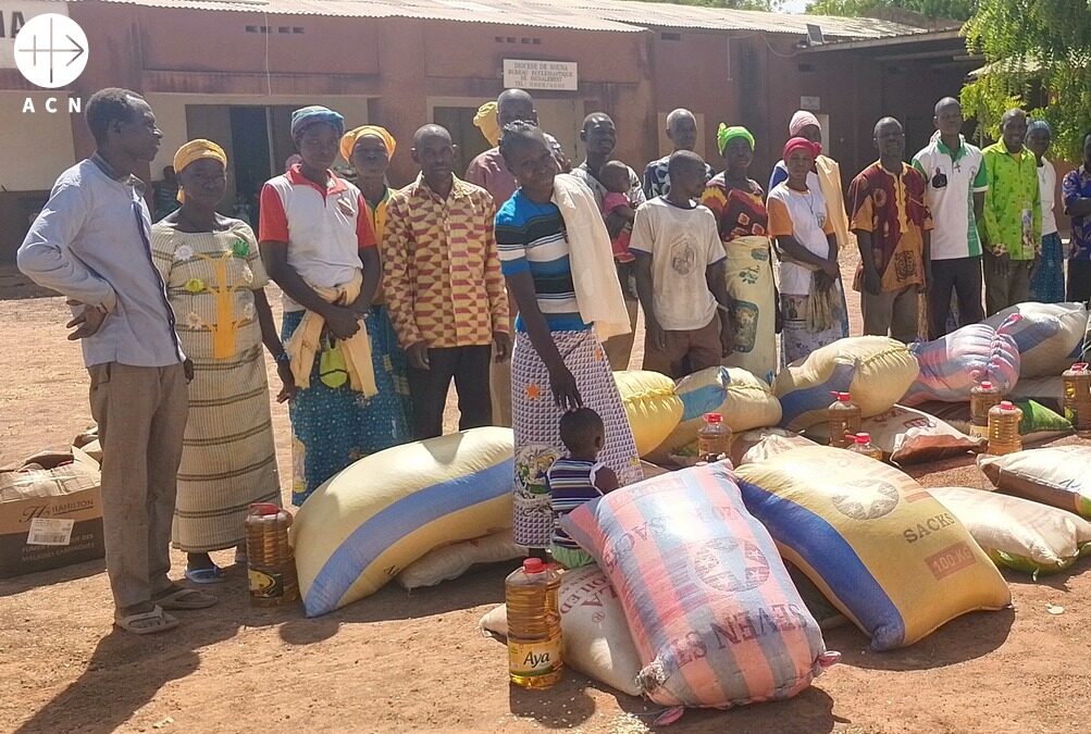 Distribución de alimentos para catequistas desplazados internos en la diócesis de Nouna