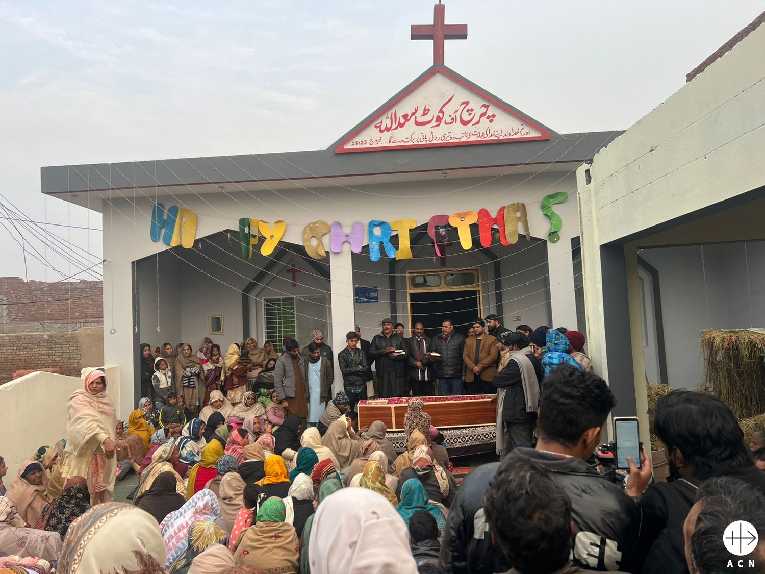 La comunidad cristiana de Gujranwala se reunió en el funeral del joven cristiano