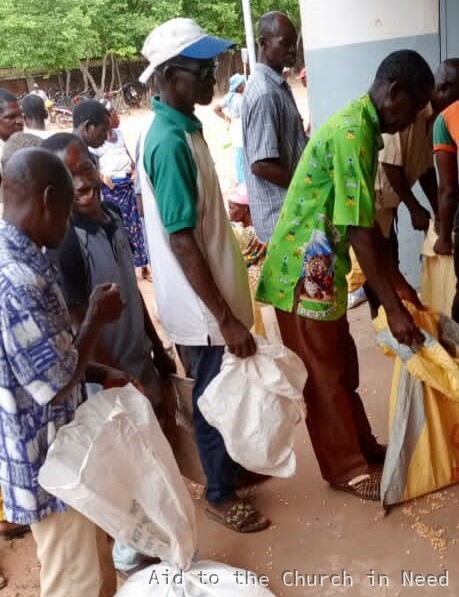 Distribución de alimentos para catequistas desplazados en la diócesis de Nouna