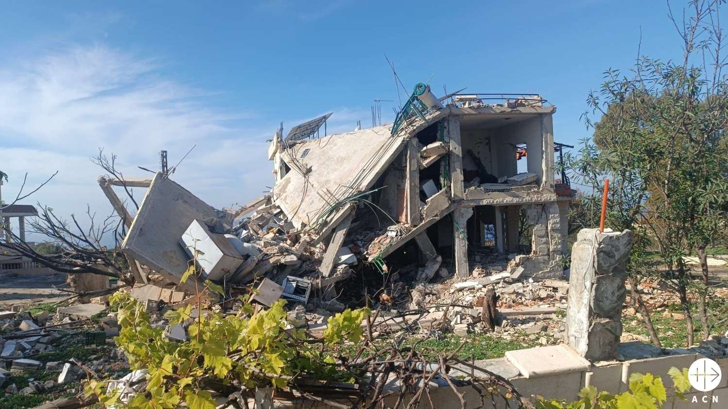 Casas dañadas por los bombardeos en la diócesis maronita de Tyr-Mar