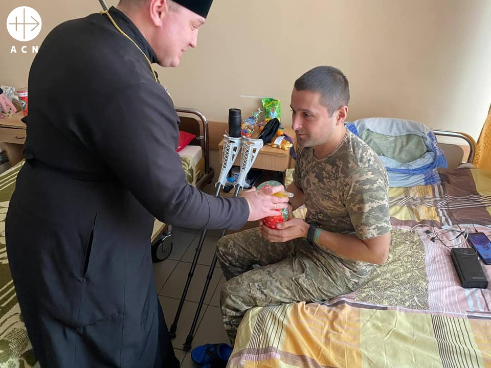 Un sacerdote acompañando a un soldado herido en la guerra de Ucrania Un sacerdote acompañando a un soldado herido en la guerra de Ucrania