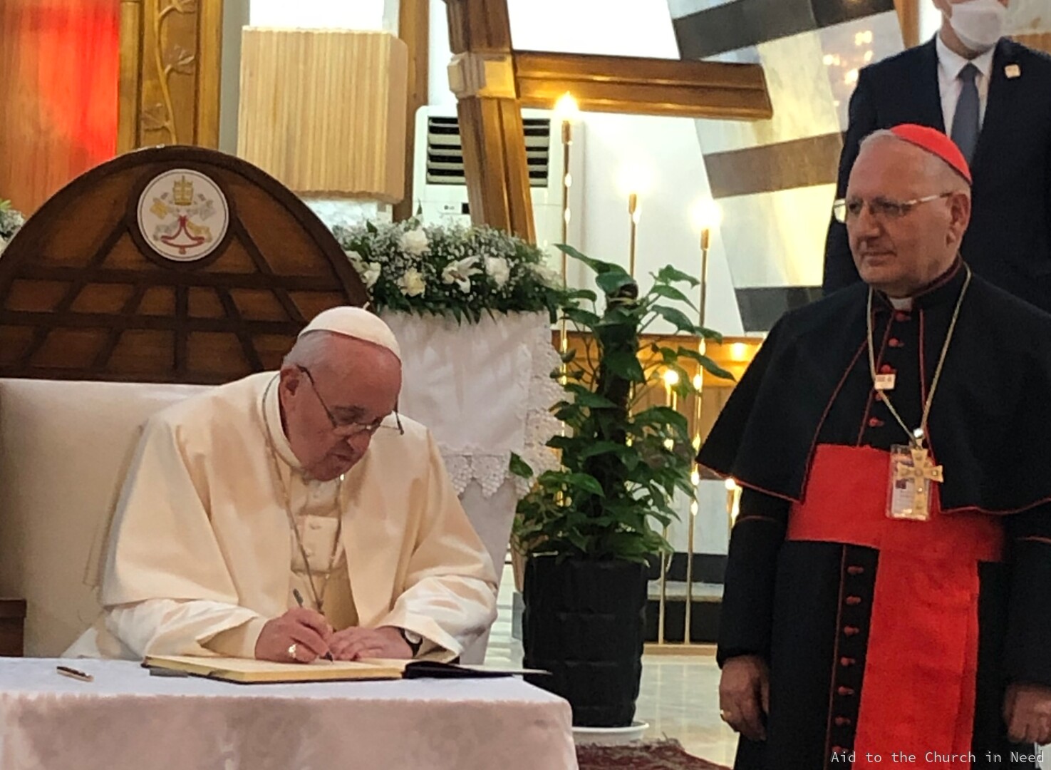 El Papa Francisco junto al cardenal Sako, en la Catedral de Sayidat al-Nejat en Bagdad durante su visita a Irak en marzo de 2021