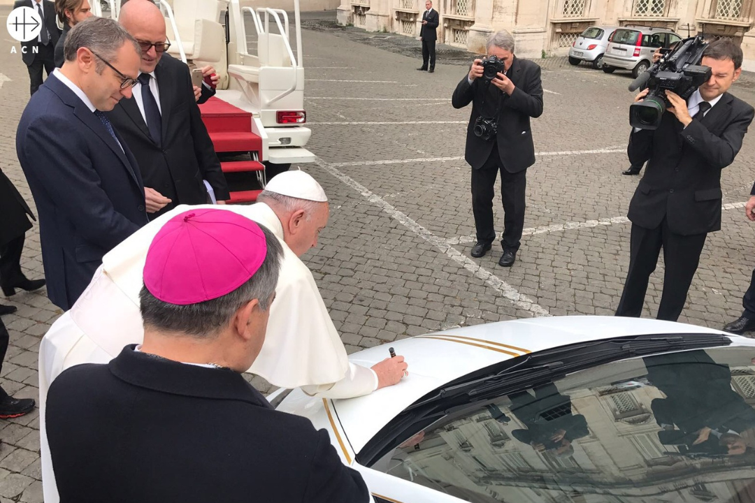 El Papa firma un Lamborghini que fue subastado para apoyar a los cristianos en Irak en 2017(ACN).