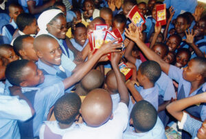 Niños y jóvenes de Uganda reciben la Biblia del Niño para sus catequesis