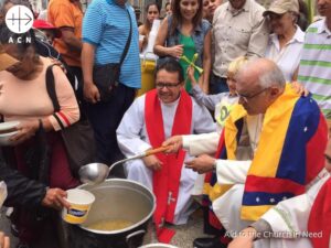 El cardenal Baltazar Porras reparte comida con personas necesitadas en Venezuela