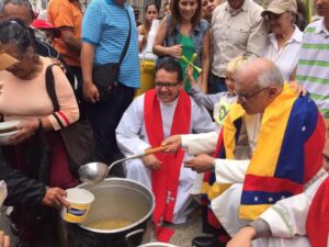 Un obispo sirve comida a personas necesitadas en Venezuela