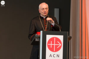 El cardenal Mauro Piacenza, presidente de ACN Internacional, durante un discurso en la sede de la fundación (Königstein, Alemania)