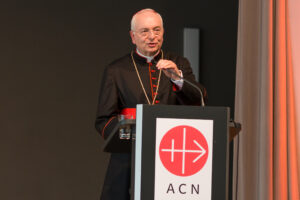 Cardenal Mauro Piacenza durante un evento de ACN