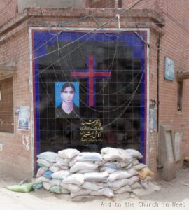 Un monumento en memoria de Akash frente a la iglesia católica de San Juan en Yohannabad fue atacada en 2015
