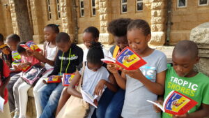 En Zimbabue se distribuyeron más de 8.000 copias de la Biblia del Niño en escuelas y hospitales