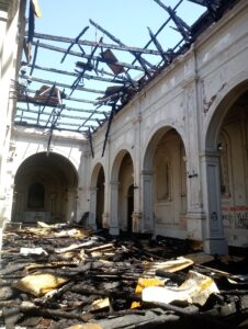 La iglesia de la Asunción quedó totalmente quemada y destruida por manifestantes violentos enmascarados en octubre de 2020