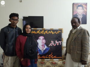 La familia de Akash Bashir, joven pakistaní asesinado por un terrorista en 2015, junto a una imagen de Akash