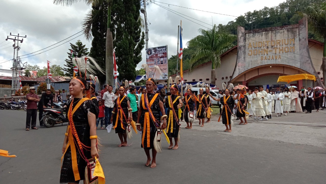 Procesión de Acción de Gracias en Indonesia con trajes tradicionales
