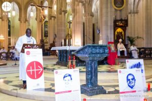 El P. Wenceslao Belem, sacerdote de Burkina Faso, da su testimonio durante la Noche de los Testigos en la Catedral de la Almudena (Madrid)