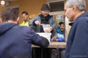 El hermano Bernard distribuye comida a los necesitados en el monasterio de Lviv (Ucrania)