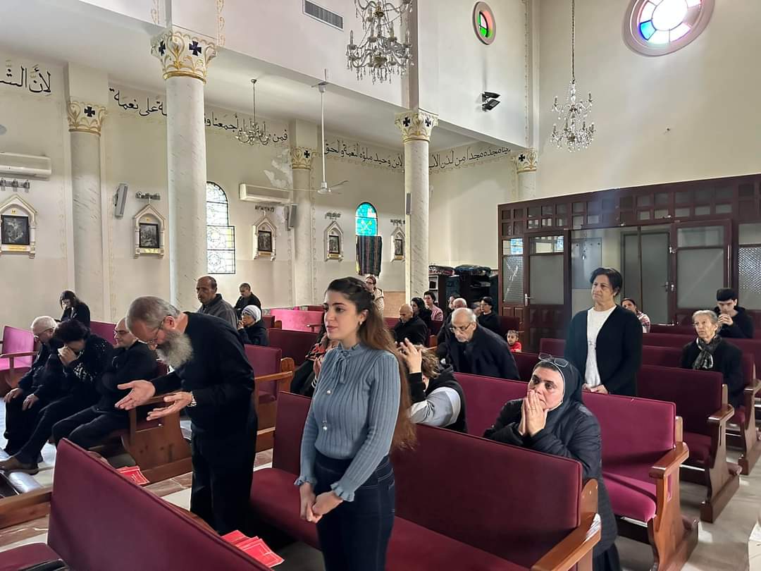 Feligreses durante una Misa en la Parroquia de la Sagrada Familia (Gaza). © Holy Family Church Gaza