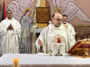 El padre Gabriel Romanelli celebrando la Misa en la Parroquia de la Sagrada Familia (Gaza). © Holy Family Church Gaza