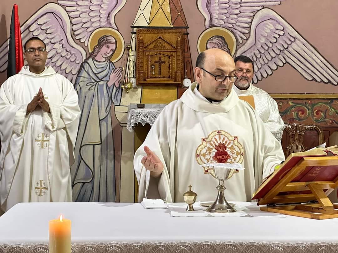El padre Gabriel Romanelli celebrando la Misa en la Parroquia de la Sagrada Familia (Gaza). © Holy Family Church Gaza