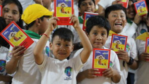 Niños de Guatemala reciben la Biblia del Niño
