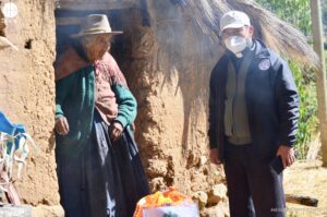 Un sacerdote asiste a una anciana en Perú