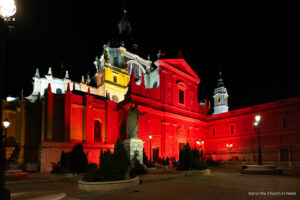La catedral de la Almudena (Madrid), iluminada de rojo durante la Red Week de ACN España