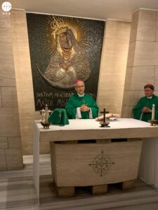 El cardenal Prevost, después Papa León XIV, celebra la Misa con ocasión del encuentro sinodal de organizaciones eclesiásticas presentes en América Latina