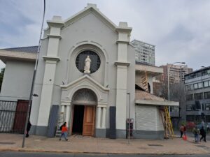 Fachada reconstruida de la iglesia de la Asunción (Chile)
