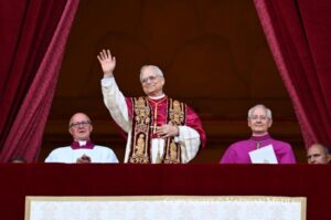 El Papa León XIV porta la cruz pectoral durante el saludo a los fieles desde el Balcón de San Pedro
