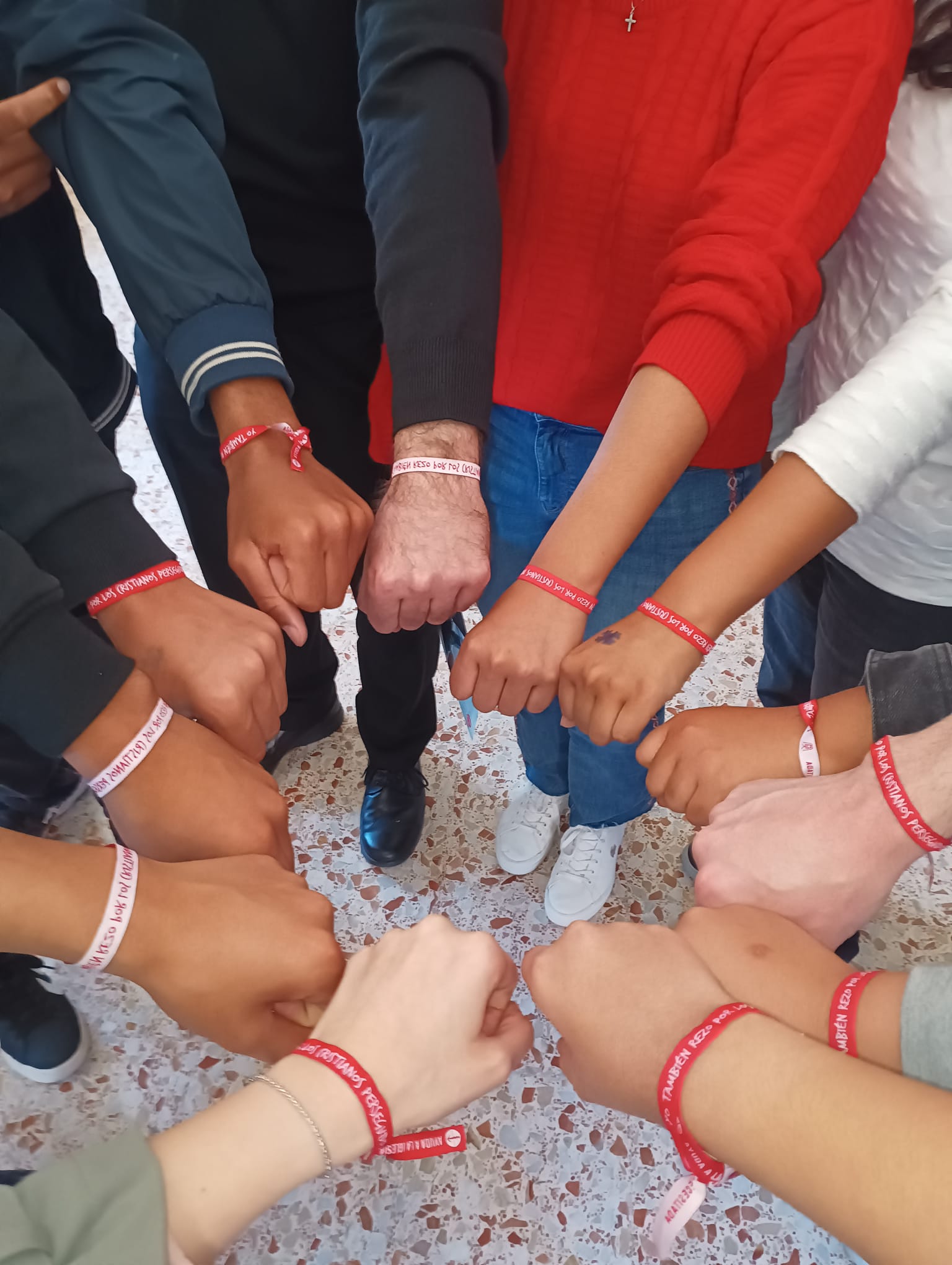 Jóvenes con pulseras de ACN España