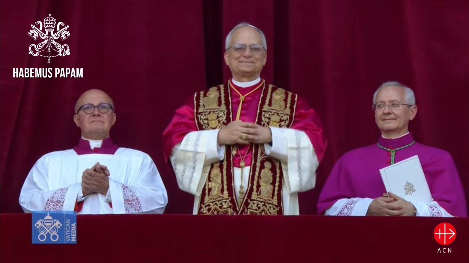 «¡La paz esté con vosotros!» han sido las primeras palabras del Papa León XIV- Foto (C) Vatican Center El Papa León XIV tras su elección, en el balcón de la Plaza de San Pedro