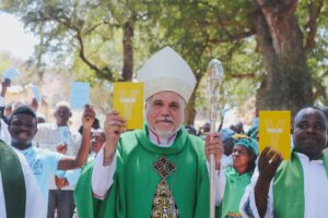 Mons. Diamantino Antunes con una de las 2.000 copias del Youcat enviadas por ACN para ayuda a la catequesis