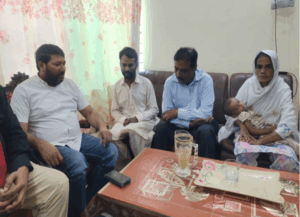 El padre Lazar Aslam con los familiares de una de las víctimas en Pakistán