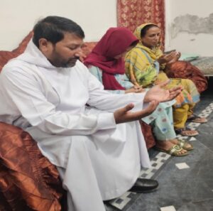 El padre Aslam reza con Asma Saleem Masih, víctima de secuestro y amenazas por parte de musulmanes en Pakistán
