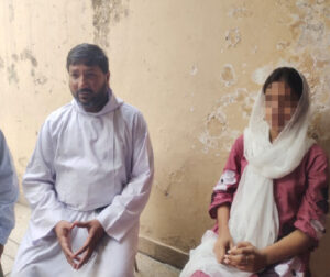 El padre Aslam con Saba, víctima rescatada del secuestro y conversión forzada al Islam en Pakistán