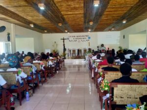 Las hermanas mercedarias del Santísimo Sacramento de la diócesis de Pemba (Mozambique) en una iglesia