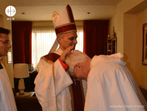 El entonces obispo de Chiclayo bendiciendo al P. John Lyndon